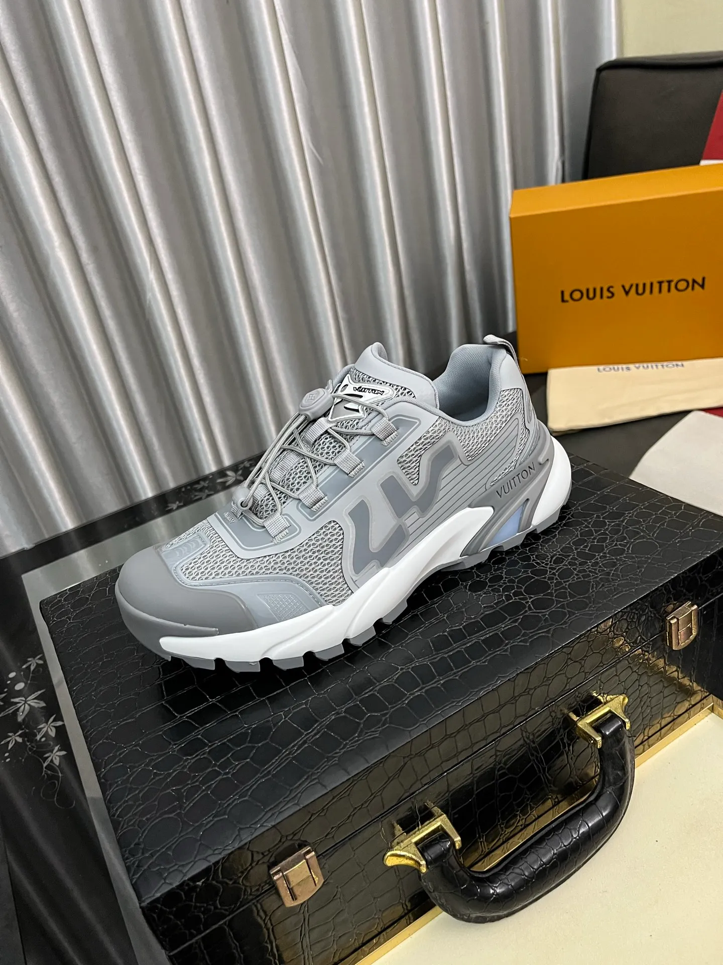 Men's shoes 💰780⌚️⌚️Top version [LOUIS VUITTON] Couple 🧑‍🤝‍🧑 Craftsman style Counter series (original order) New style 🍀LV Louis Vuitton - Top version LV classic high-top trendy shoes! Made of imported original craft calfskin, original breathable lining, and original wear-resistant, lightweight, high-end TPU outsole! High quality products! Code number: 36-457️⃣Colors available